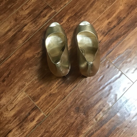 Nine West Gold Open Toes Shoes - Picture 2 of 7
